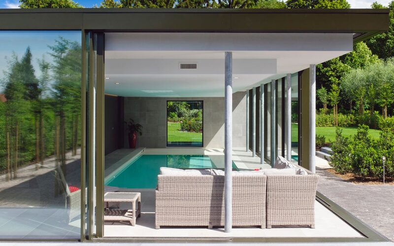 Open corner sliding doors - Bronze and glass pool house - IQ Glass International