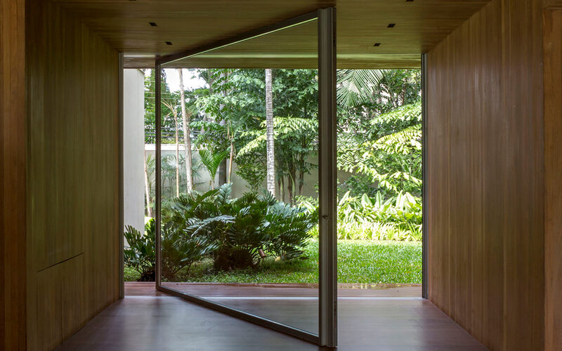 Glass pivot doors - IQ Glass International