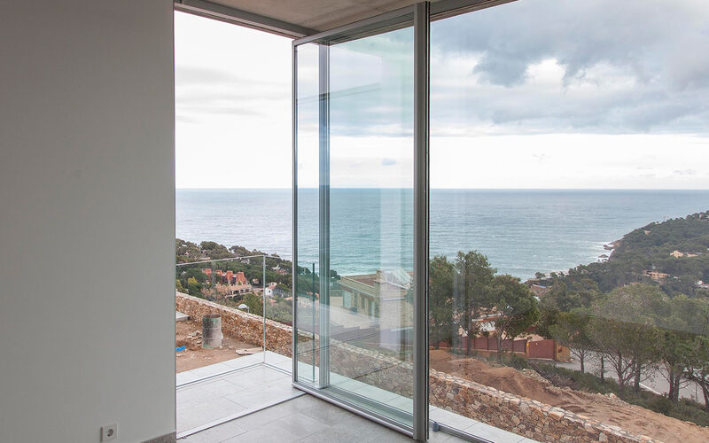 Glass pivot doors - IQ Glass International