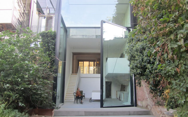 Glass pivot doors - IQ Glass International