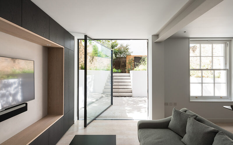 Glass pivot doors - IQ Glass International
