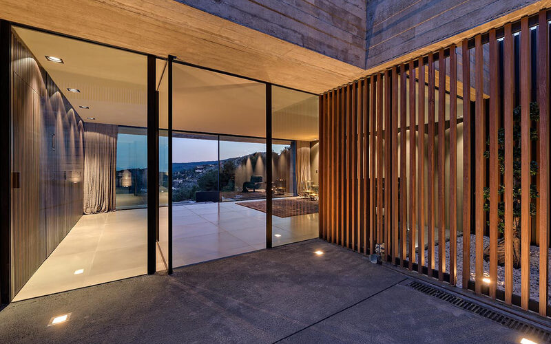 Glass pivot doors - IQ Glass International